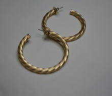 Load image into Gallery viewer, SWIRL SATIN FINISH HOOP EARRING
